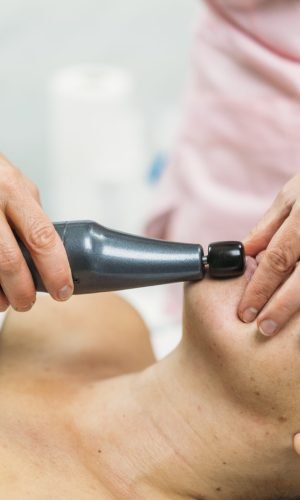 Profesional de la salud aplicando el método Nazarov BMS